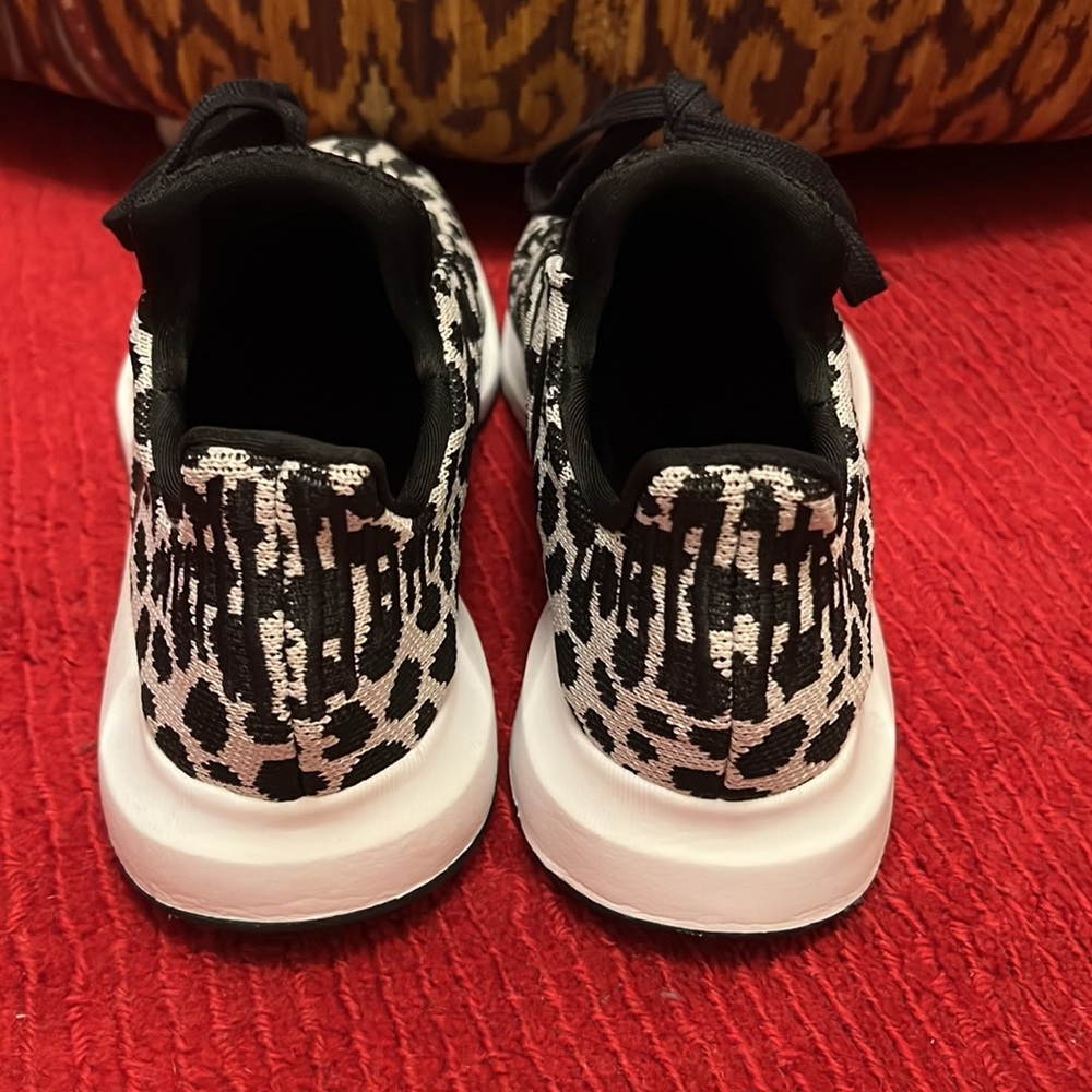 Adidas Swift Run - image 3